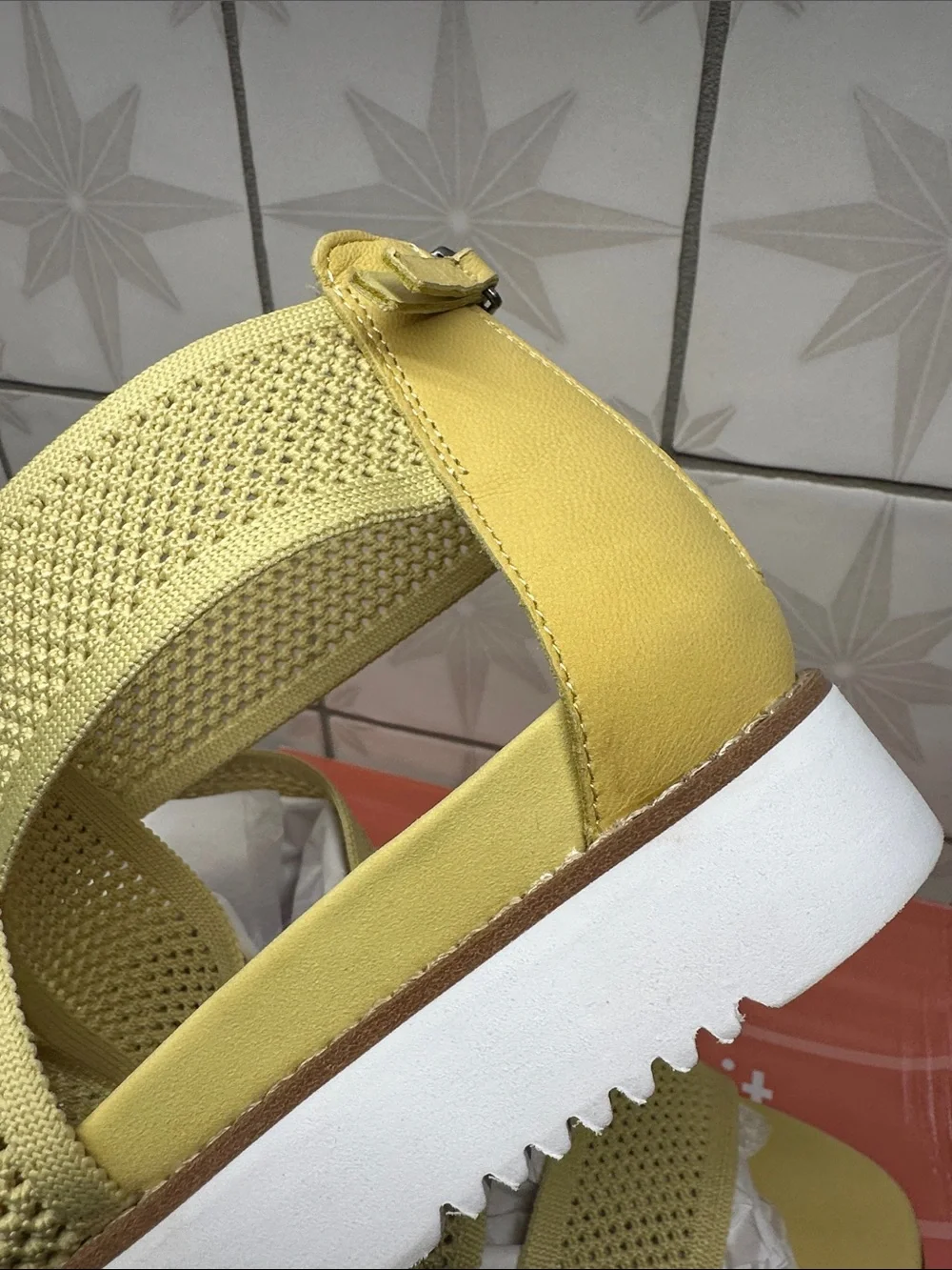 Easy Spirit Wanderer 2 Women’s Butter Yellow Crisscross Canvas Sandals 7.5 NIB